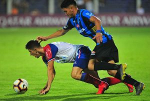 Shaylon é marcado de perto por Federico Martínez, do Liverpool (Dante Fernandez / AFP)