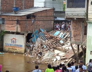 Casa desaba no centro da cidade de Wenceslau Guimarães – Imagem: Divulgação/ Redes Sociais